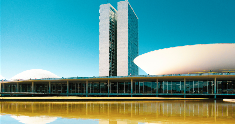 Polarização ideológica entre deputados federais no Brasil