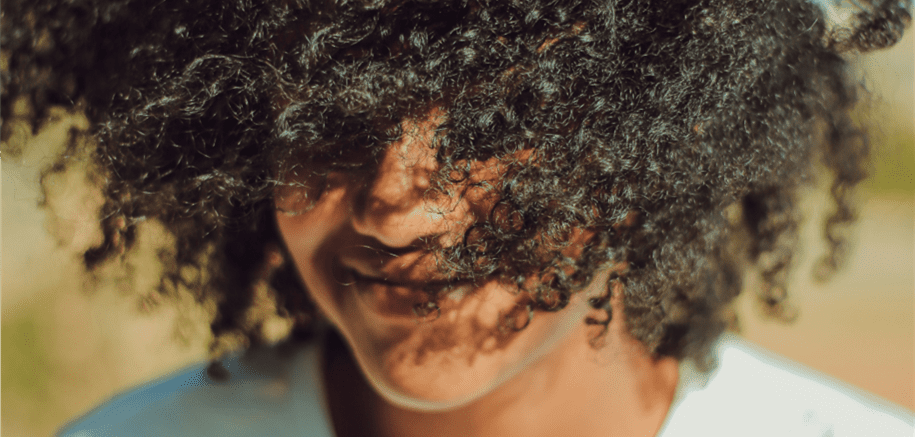 De estigma a emblema: Cabelo, autorreconhecimento e resistência entre jovens universitárias negras