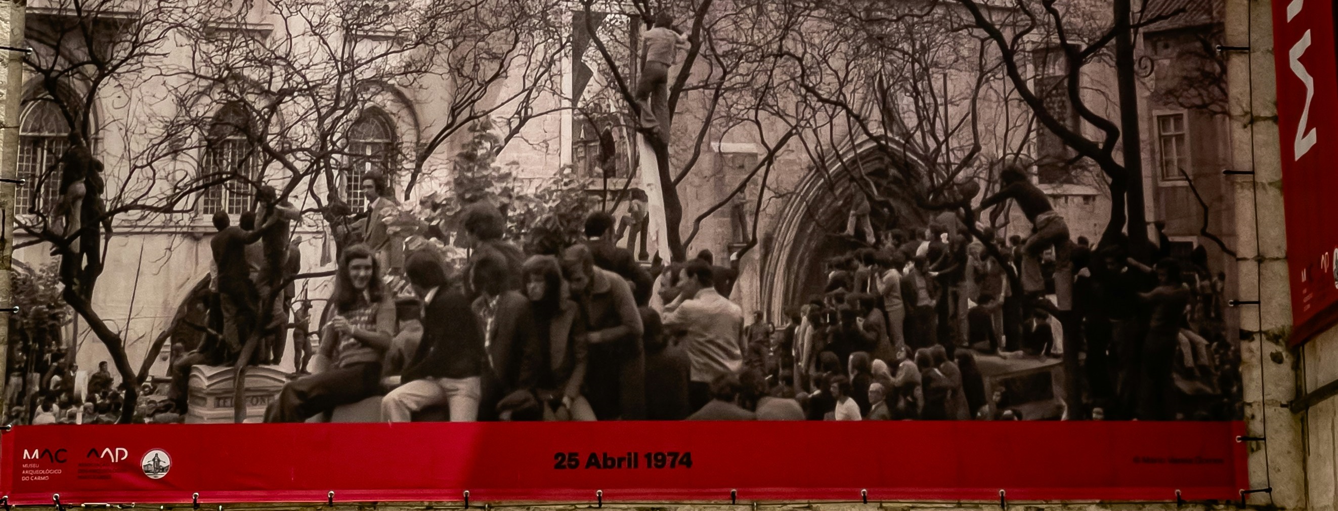 Em torno da "Brevíssima História da Revolução dos Cravos"