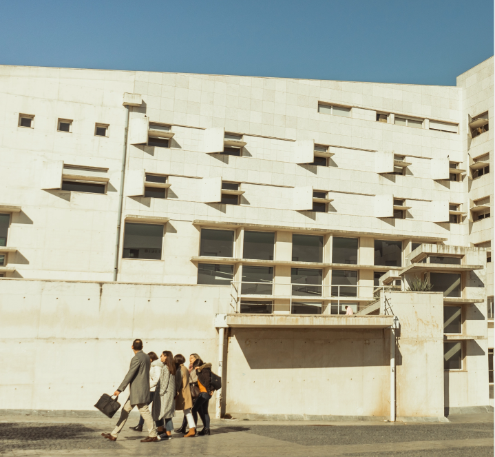 alunos a passar em frente ao edifício II do Iscte